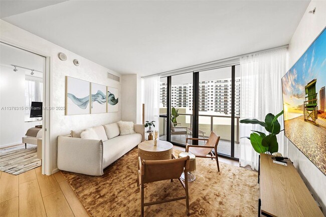 Building Photo - 2201 Collins Ave Unit 811 Rental