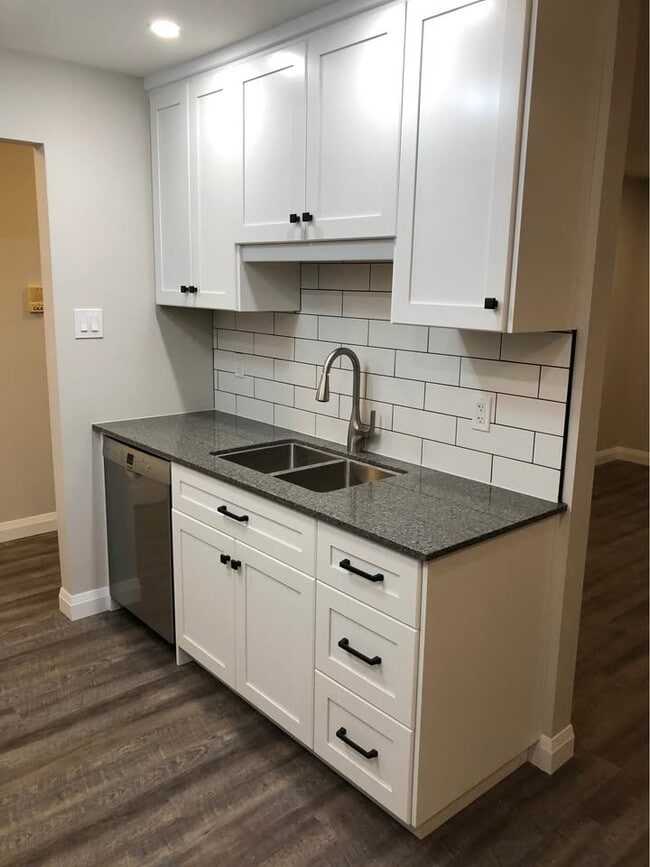 Photo - LIKE NEW! 2 Bedroom Apartment with Parking * St. Thomas * Available NOW Unit 101