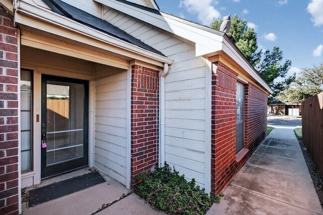 Photo - 1709 Castleford Rd