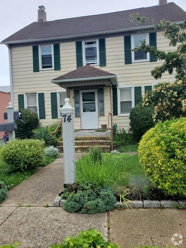 Building Photo - 74 W Hoffman Ave Rental
