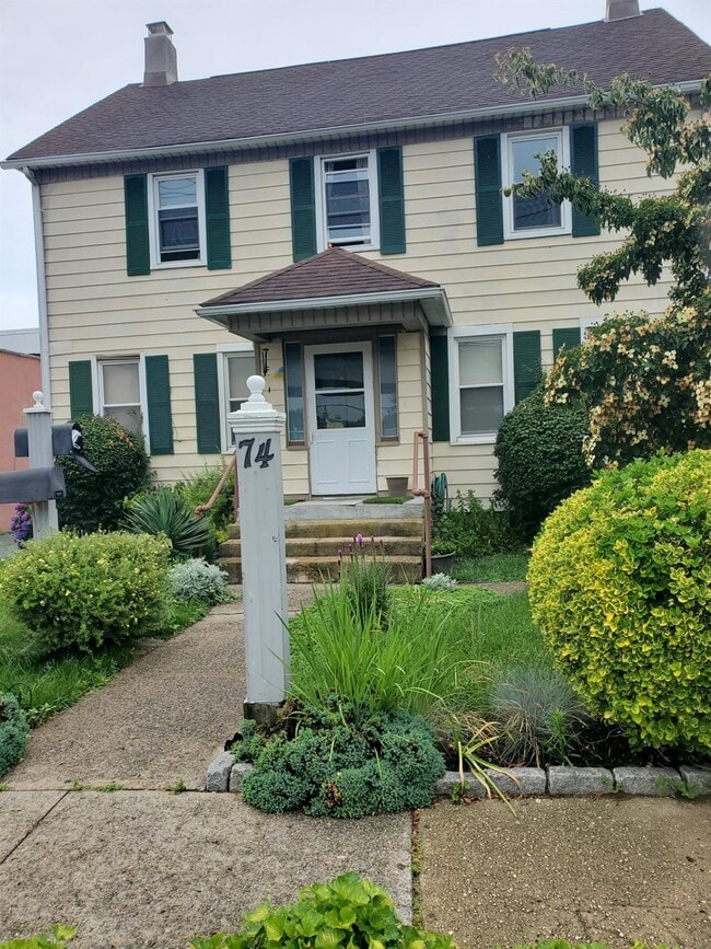 Photo - 74 W Hoffman Ave Apartamento