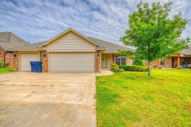 Lovely 3 bedroom home with 3 car garage- A... - Lovely 3 bedroom home with 3 car garage- A...