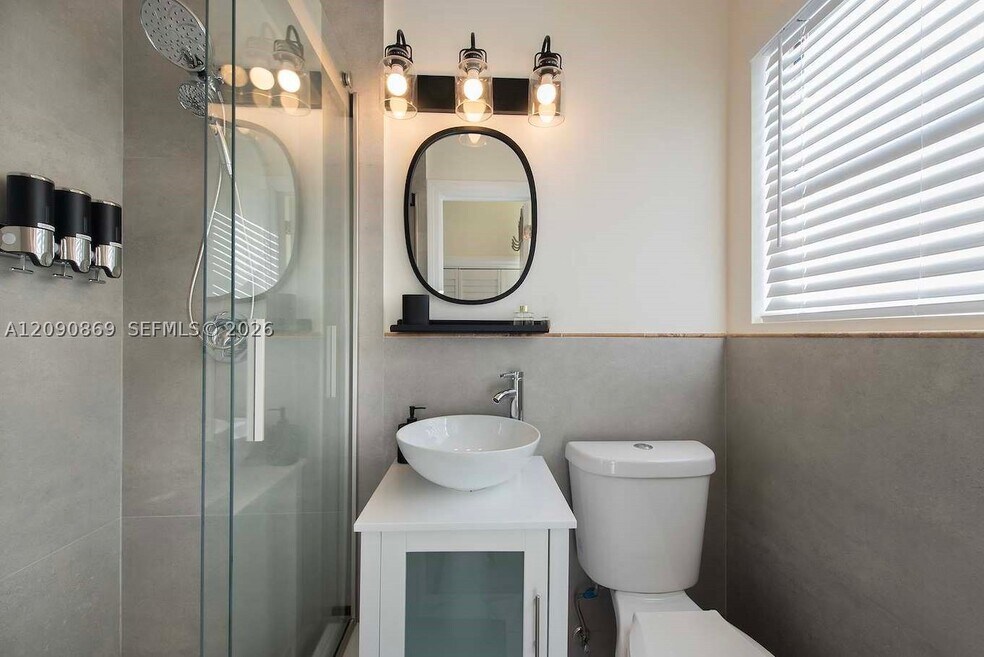 115 SE 2nd St Unit 2