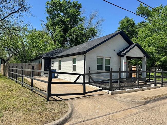 Building Photo - Room in House on Cross St