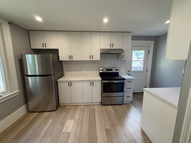 Building Photo - 332 Dalhousie St Unit B (Front- Upper)