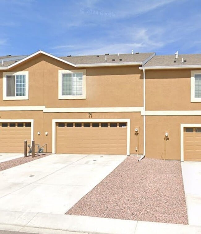 Building Photo - Three Bedroom-2.5 Bathroom Townhome