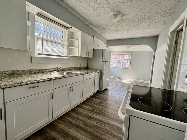 Building Photo - Spacious 2-Bedroom + Den Home with Ample Parking & Backyard!