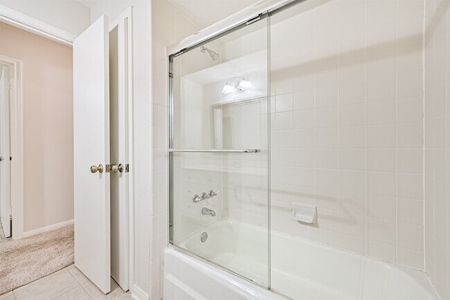 Photo - 2005 La Salle Ln