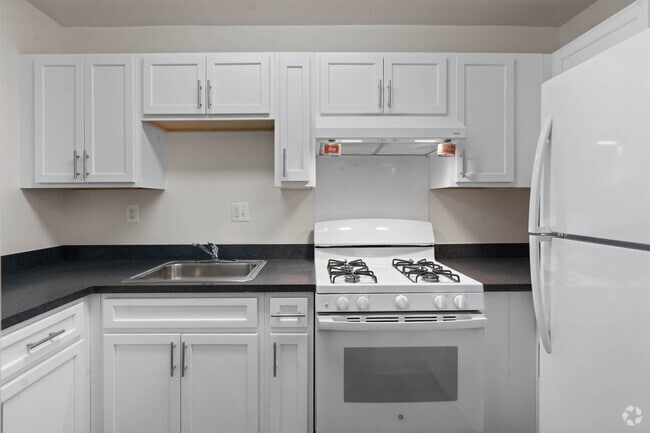 3 habitaciones, 2.5 baños - 842 pies cuadrados - Cocina - Skyline Apartments