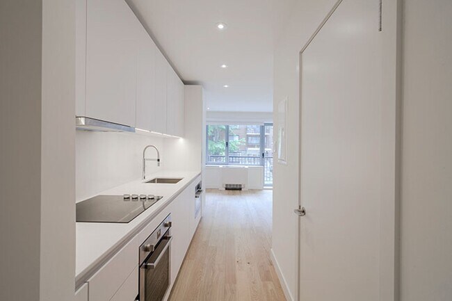 Building Photo - 3468 Rue Drummond Unit 0102C