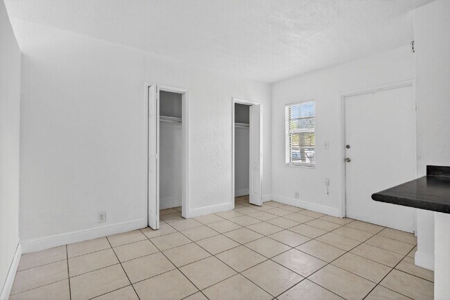 Photo - Bright & Modern 1-Bedroom Apartment in Prime Oakland Park Location Unidad 6