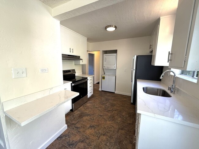 Photo - 199 Tunstead Ave Unit Front