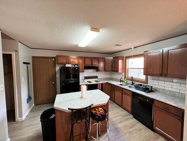 Building Photo - 3 Bedroom 2 Bath - Right Outside Fort Riley! Rental