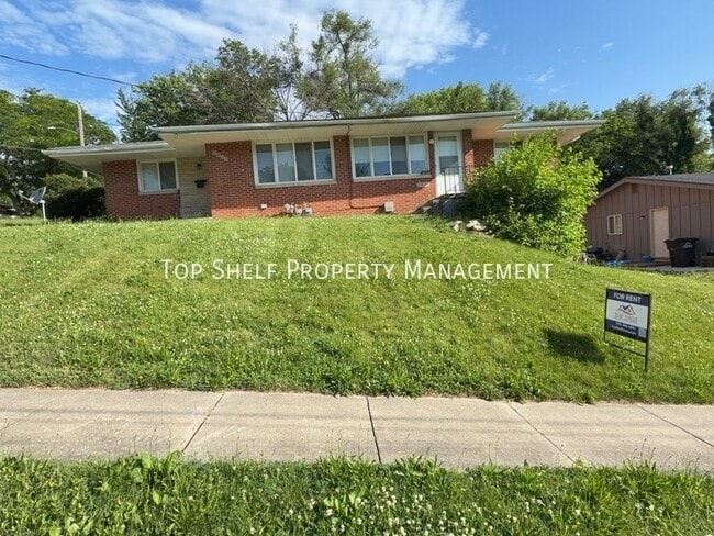 Building Photo - 2425 Welbeck Rd