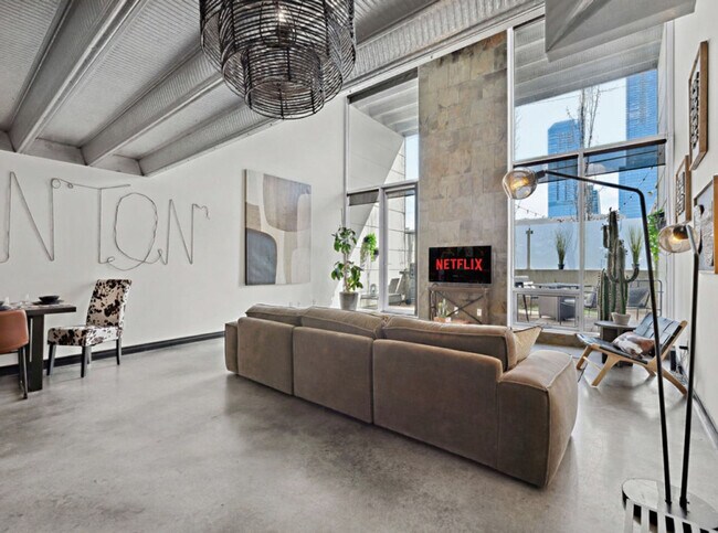 Photo - 10303-10107 107 St NW Unit SI ID1308630P