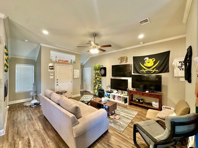 Photo - Spacious 4-Bed, 4.5-Bath Home with Fenced Yard in the Baylor Bubble!