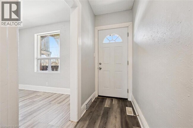 Photo - 352 Duke St W