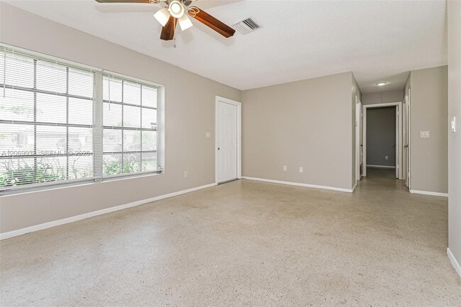 Photo - 687 SW Heather St