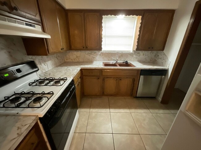 Photo - 3bd 2ba 2 car