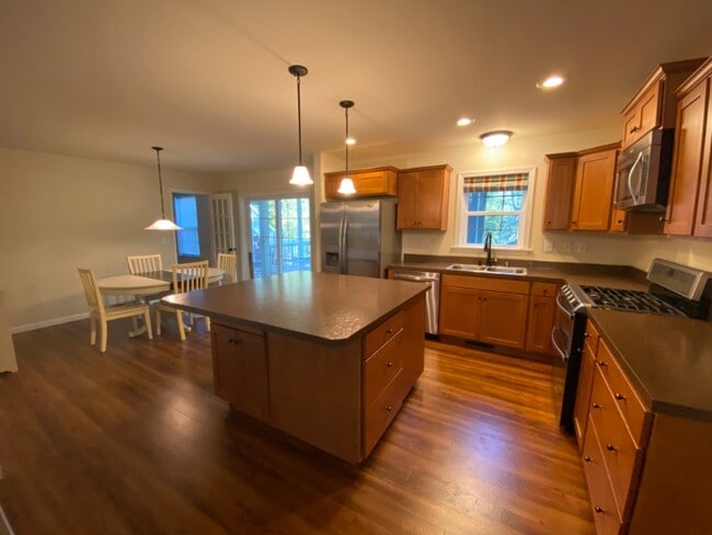 Photo - 2094 Fieldcrest Dr Unit House