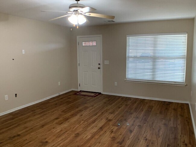 Photo - Newer 3 Bedroom off I-240