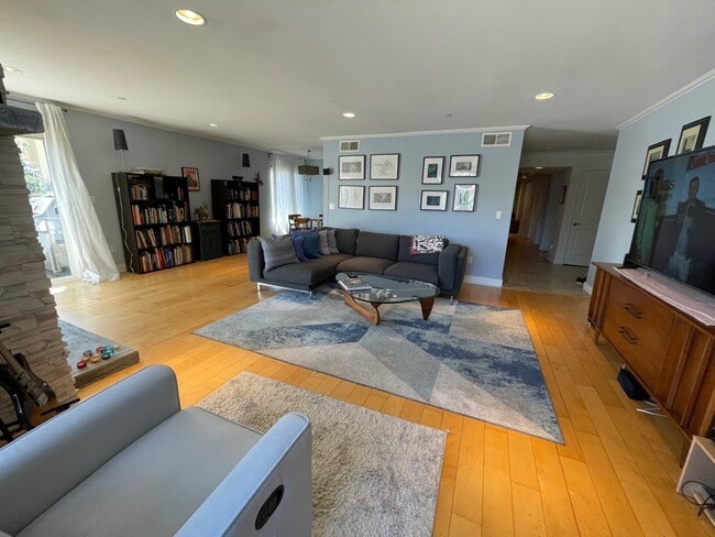 Photo - 1951 N Beachwood Dr Unit 207