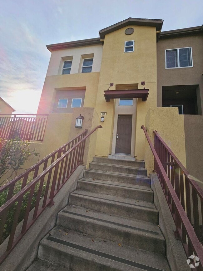 Building Photo - Modern Spacious Townhome in San Pablo