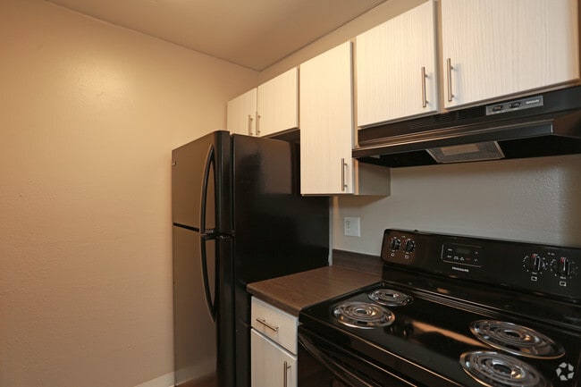 1BR, 1BA - 640 SF