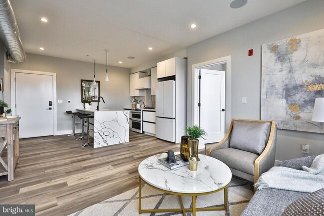 Building Photo - 1612 Cambridge St Unit 304