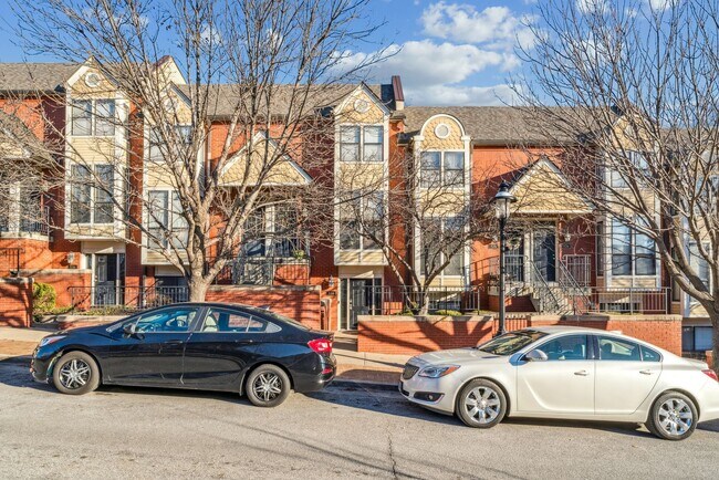 Building Photo - 530 W 10th St Unit #530