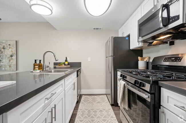 Townhome 2BR, 1.5BA - 1,117SF - Kitchen