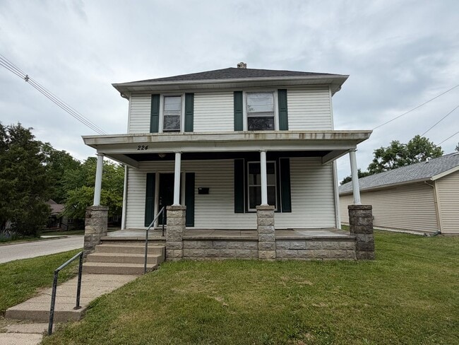 Building Photo - 2-Story House, 4Bed/2Bath with Lots of Room, Washer/Dryer Hookups.  Pet Friendly & Large Yard