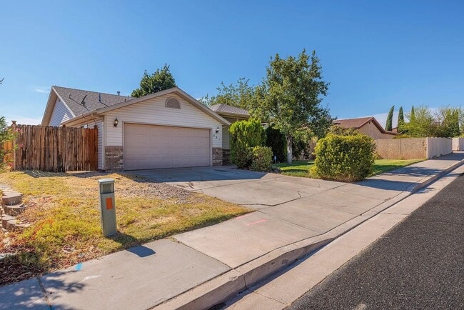 Photo - Stunning 4 Bedroom Home in St. George! Pet Friendly!