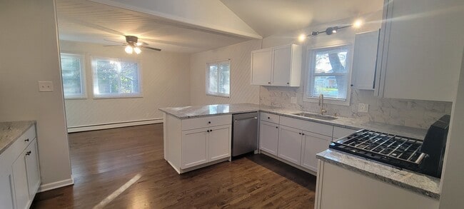 Photo - 6921 Clarendon Hills Rd