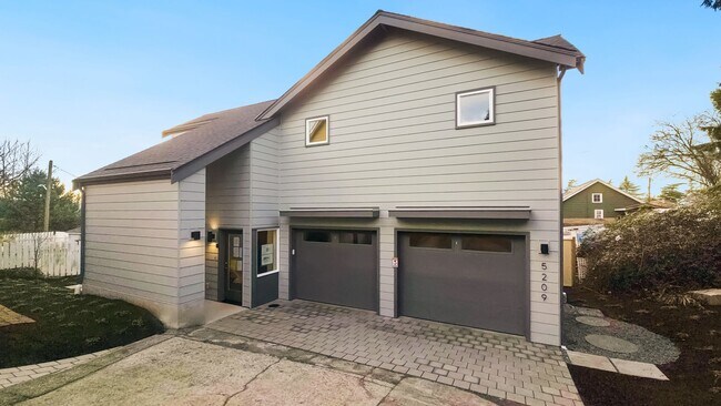 Building Photo - Brand New 3BR Home with Territorial Views