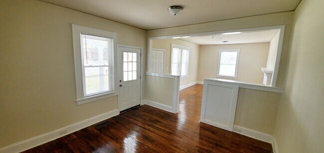 Photo - Lovely 2 Bedroom with a Large Yard!