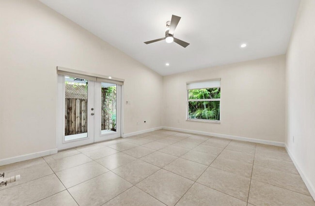 Photo - 530 NE 3rd Ave