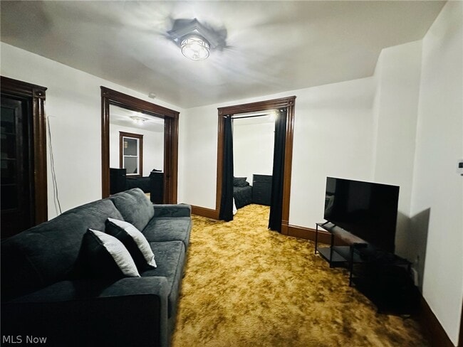 Building Photo - 1419 E 47th St Unit DOWN