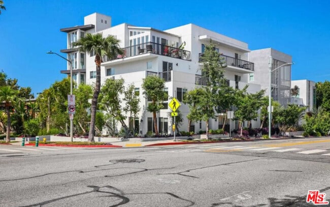 Building Photo - 1283 Havenhurst Dr Unit 101 Rental