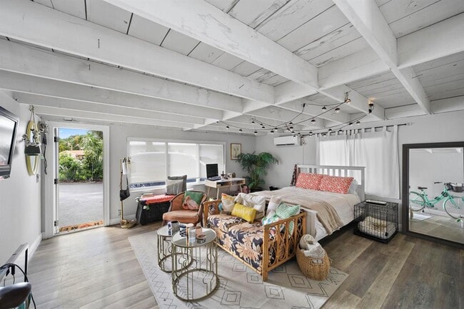 Building Photo - 1972 NE 35th St Unit Efficiency