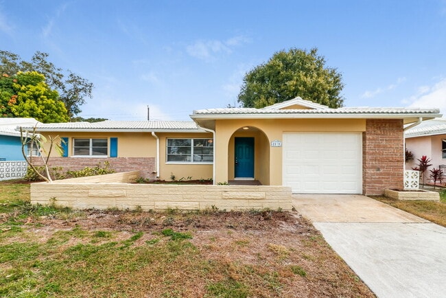 Building Photo - 2319 Surrey Ln