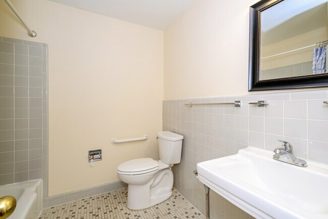 Building Photo - 647 Azalea Dr Unit 1
