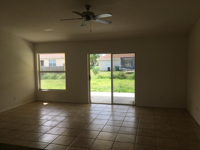 Photo - 632 SW Granadeer St
