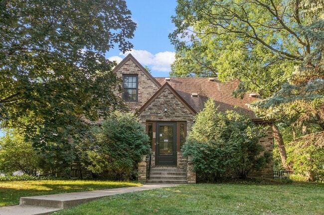 Building Photo - 201 Melbourne Ave SE