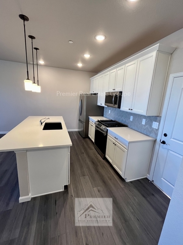 Photo - 1545 Spring Water Pt