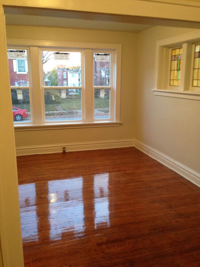 Living room - 5033 Devonshire Ave Unit 1E