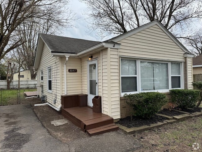Building Photo - 3 bedroom 1 bathroom ranch with fenced bac... Rental