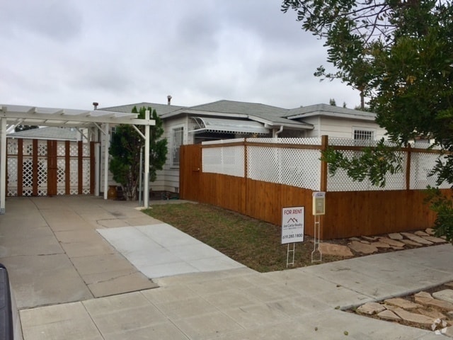Building Photo - 2 bedroom 1 bath house for rent in Talmadge!