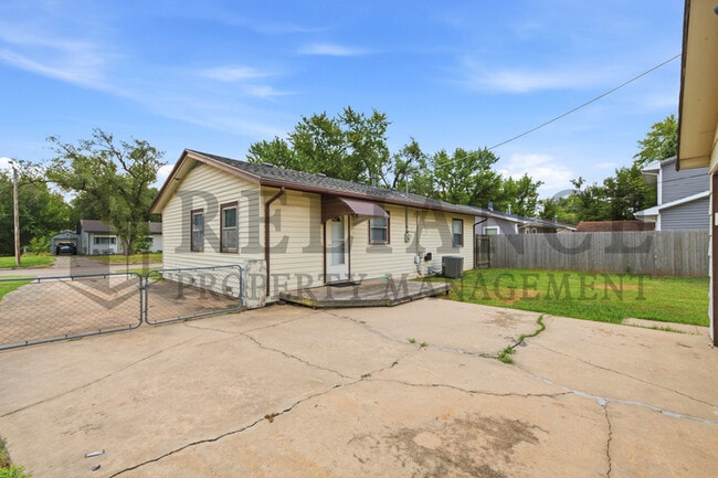 3349 S Vine St