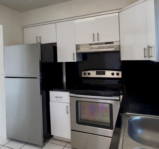 Building Photo - 941 NE 170th St Unit 302 Rental